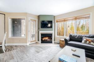 a living room with a couch and a fireplace at Wintergreen Condo, Unit 540 in Thompsonville