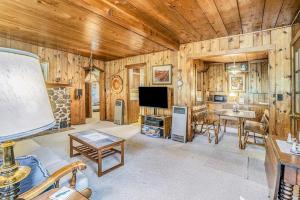 a living room with a television and a table at Hal's Hideaway in Beulah