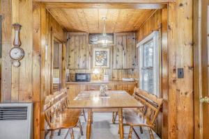 a dining room with a wooden table and chairs at Hal's Hideaway in Beulah +38 photos