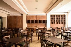 an empty dining room with tables and chairs at Alzira Park Hotel Ltda in São Lourenço