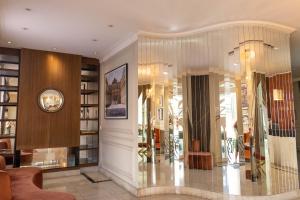 a lobby of a building with a glass wall at Alzira Park Hotel Ltda in São Lourenço +52 photos