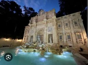 a large building with a fountain in front of it at Casa da Serra in Serra Negra