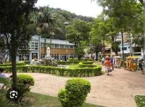 a park with a fountain and a statue at Casa da Serra in Serra Negra