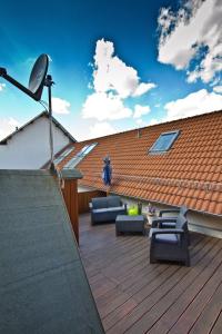 a deck with couches and a roof at Ferienhaus Pilse 3 in Erfurt