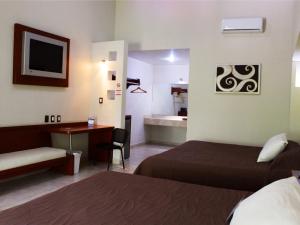 Llit o llits en una habitació de Hotel Splash Inn 4 fotos més