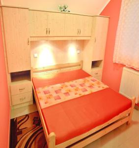 a small room with a bed in a cabinet at Holiday Home Rose in Hajdúszoboszló