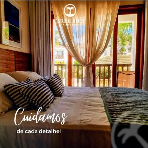 a bedroom with a bed with pillows and a window at Tree Bies in Entre Rios +16 photos