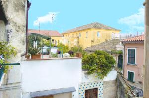 widok miasta z lotu ptaka z budynkami w obiekcie Elegant B&B - Il Vicolo storico w mieście Salerno