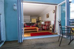 un salon avec un canapé et une table dans l'établissement Farneholm Annex Cottage, à Beadnell 1 autre photo