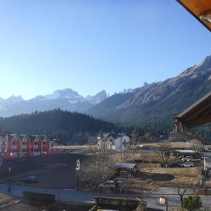 Vistas a una ciudad con montañas en el fondo en Appartamento Mariastella, en Andalo