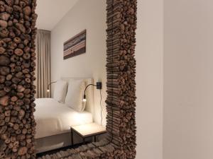 a mirror in a room with a bed and a bed at Zilte Haven in Kamperland
