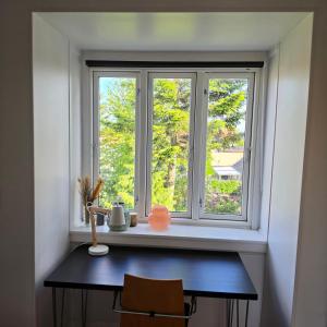 a window in a room with a wooden table at Bjerregade Horsens Centrum in Horsens