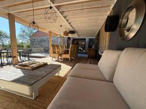 een woonkamer met een bank en een tafel bij Saintbarth in Houyet