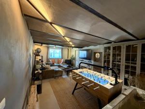 een woonkamer met een grote tafel in het midden bij Saintbarth in Houyet
