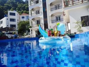 a pool at a hotel with a water slide in a swimming pool at Nhà của Vân in Tam Ðảo