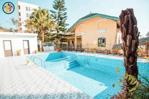 an image of a swimming pool in front of a house at Nhà của Vân in Tam Ðảo