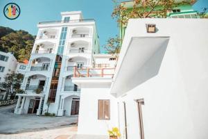a white apartment building with a white facade at Nhà của Vân in Tam Ðảo