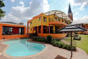 een huis met een zwembad ervoor bij Grand View B&B in Johannesburg