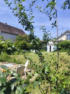 a garden with a white chair in a yard at Tableaux in Château-Renault +2 photos