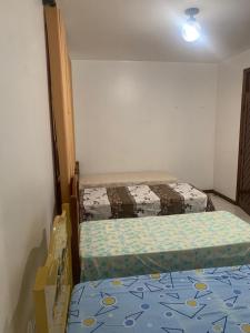 a room with two beds in a room at Quartos petrolina 02 in Petrolina