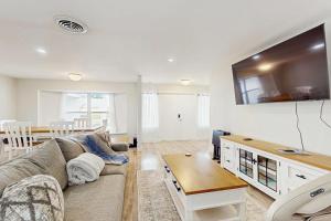 a living room with a couch and a table at The Flip Flop Stop in Naples