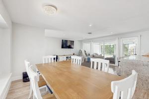 a dining room and living room with a table and chairs at The Flip Flop Stop in Naples