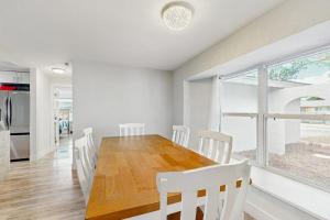 a kitchen and dining room with a table and chairs at The Flip Flop Stop in Naples