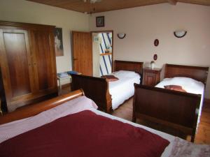 duas camas num quarto com em La Piaule em Saint-Pierre-le-Vieux