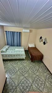 a room with two beds and a ceiling at cantinhoannajullyaatins in Atins