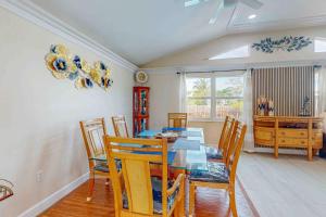 a dining room with a table and chairs at Mango House in Naples