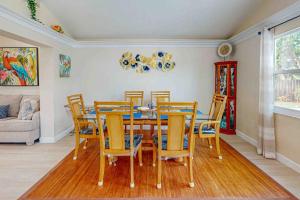a dining room with a table and chairs at Mango House in Naples