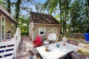 a backyard with a table and chairs and a shed at Neck Village in Ocean View