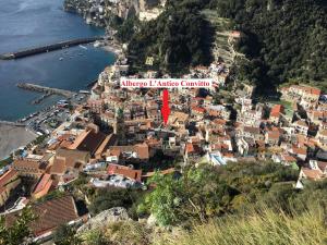 una vista aérea de la ciudad de la construcción de la isla de Michhero en Albergo L'Antico Convitto, en Amalfi