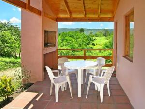 a patio with a table and chairs on a balcony at Cabañas Wairoa Haus 6 ctas sin interés!!!! in Villa General Belgrano