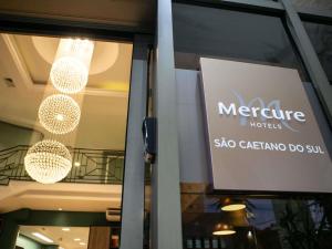 a sign in the window of a store at Mercure Sao Caetano do Sul in São Caetano do Sul
