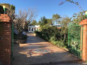 a gate to a house with a driveway at Casa Bianca Rais Gerbi in Finale