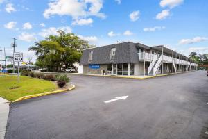 a building on the side of a street at Studio 6 Wilmington, NC in Wilmington