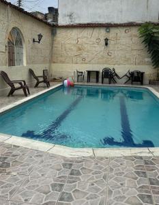a large swimming pool with chairs and a table at Hotel Casa Palma in La Mesa