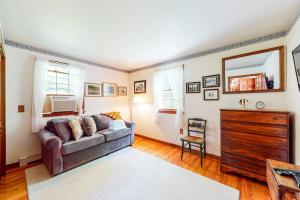 ein Wohnzimmer mit Sofa und Kommode in der Unterkunft Haven Cottage in Brewster