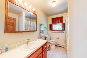 ein Badezimmer mit Waschbecken und Toilette in der Unterkunft Haven Cottage in Brewster