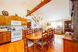 eine Küche und ein Esszimmer mit Tisch und Stühlen in der Unterkunft Haven Cottage in Brewster