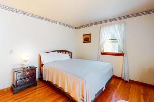 ein Schlafzimmer mit einem großen Bett und einem Fenster in der Unterkunft Haven Cottage in Brewster + 13 Fotos