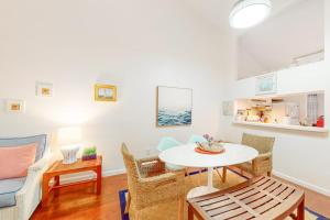 ein Wohnzimmer mit Tisch und Stühlen in der Unterkunft Ocean Mandevilla in Brewster + 23 Fotos