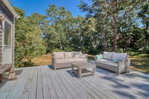 Zwei Sofas und ein Couchtisch auf einer Holzterrasse in der Unterkunft Martha's Hideaway in Edgartown