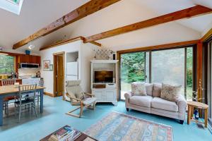 a living room with a couch and a table at Chilmark Guest House in Chilmark