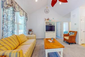 a living room with a yellow couch and a table at Seaward Seahawk 9429 in Berlin