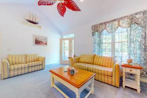 a living room with two couches and a coffee table at Seaward Seahawk 9429 in Berlin