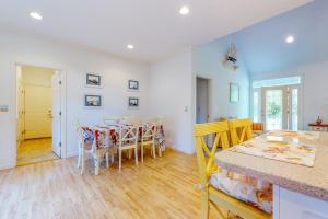 a kitchen and dining room with a table and chairs at Seaward Seahawk 9429 in Berlin