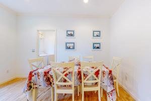 a dining room with a table and four chairs at Seaward Seahawk 9429 in Berlin +15 photos