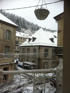 プロンビエール・レ・バンにあるCarpe Diem Résidenceの雪の中の町の景色を望むバルコニー